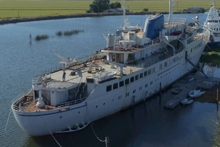Empresário fica 16 anos tentando restaurar transatlântico e navio afunda - Reprodução