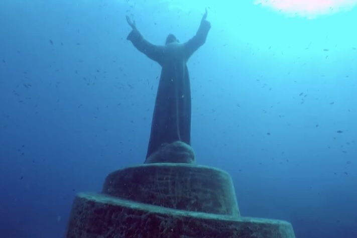 Estátua de Jesus Cristo submersa na costa da Itália - Reprodução 