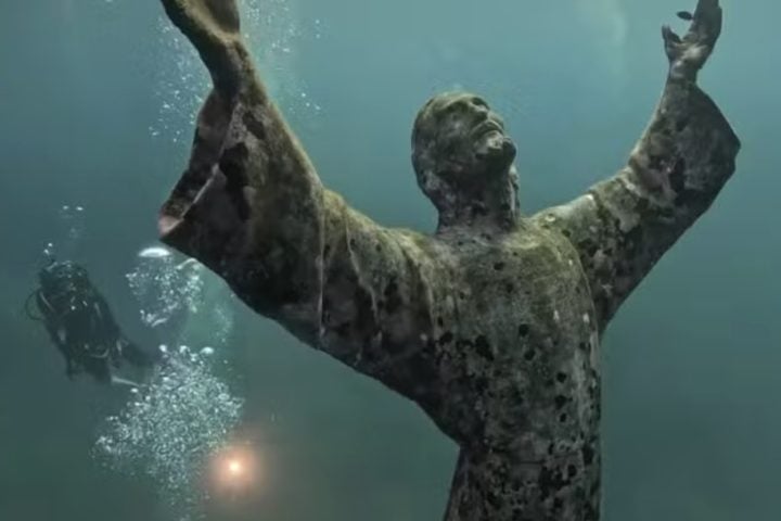 Estátua de Jesus Cristo submersa na costa da Itália intriga web - Reprodução