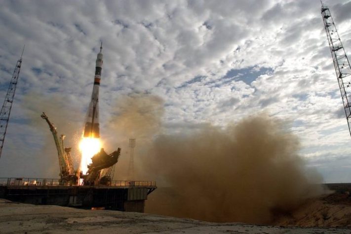 Foguete sendo lançado no cosmódromo de Baikonur, no Cazaquistão – NASA