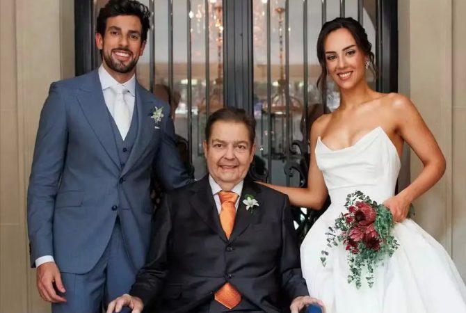 Fausto Silva vai ao casamento da filha em cadeira de rodas