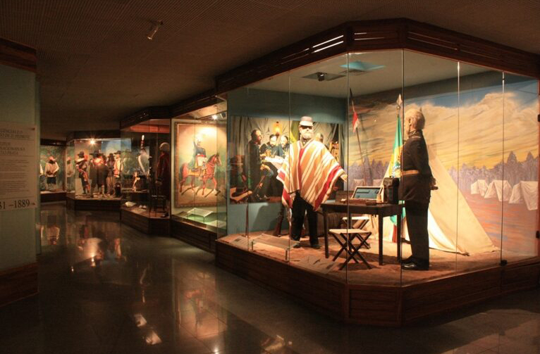 Com mais de 15 mil peças em seu acervo, o museu apresenta exposições permanentes que narram desde o período colonial até a República, com destaque para a Batalha dos Guararapes, a Guerra do Paraguai, a Proclamação da República e a participação da Força Expedicionária Brasileira na Segunda Guerra Mundial. 