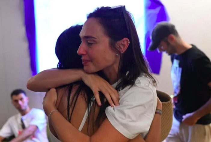 Gal Gadot visita famílias dos sequestrados pelo grupo terrorista Hamas - Divulgação/Hostages Families Forum