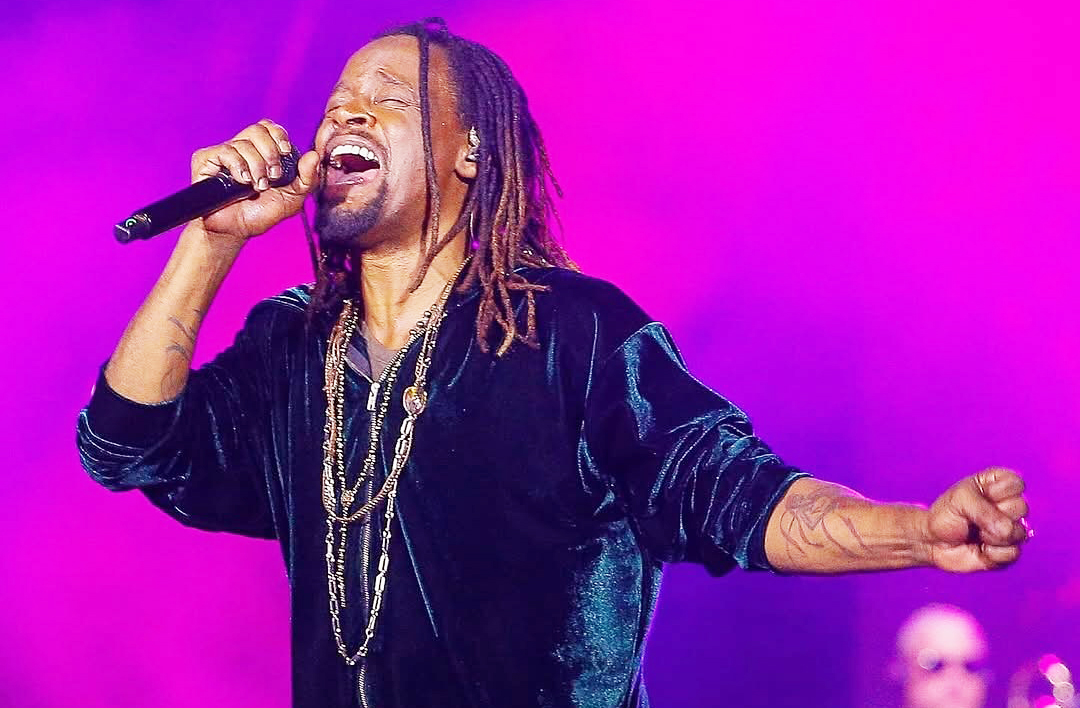 Idealizou o espetáculo que celebra a parceria entre Tom Jobim e Vinicius de Moraes, cantando clássicos da Bossa Nova. Com sensibilidade e reverência, Toni recriou a atmosfera poética e musical dos dois mestres, aproximando o público contemporâneo da essência da música brasileira.