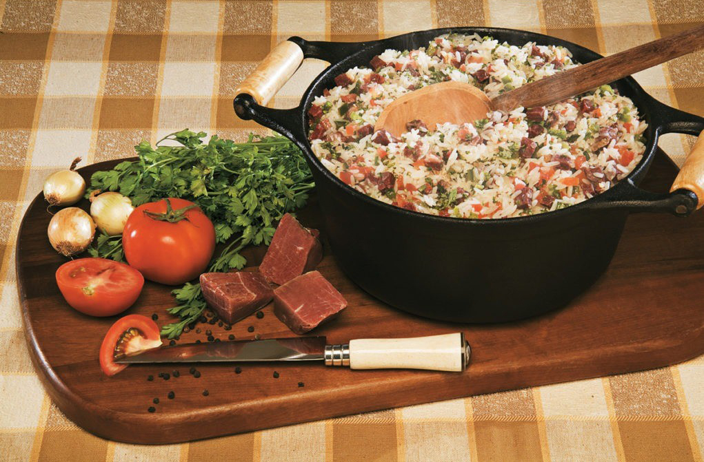 Mas a culinária gaúcha vai muito além do churrasco e do chimarrão. Pratos como arroz de carreteiro, charque, feijão tropeiro e entrevero mostram a riqueza e a diversidade dos sabores do Sul.