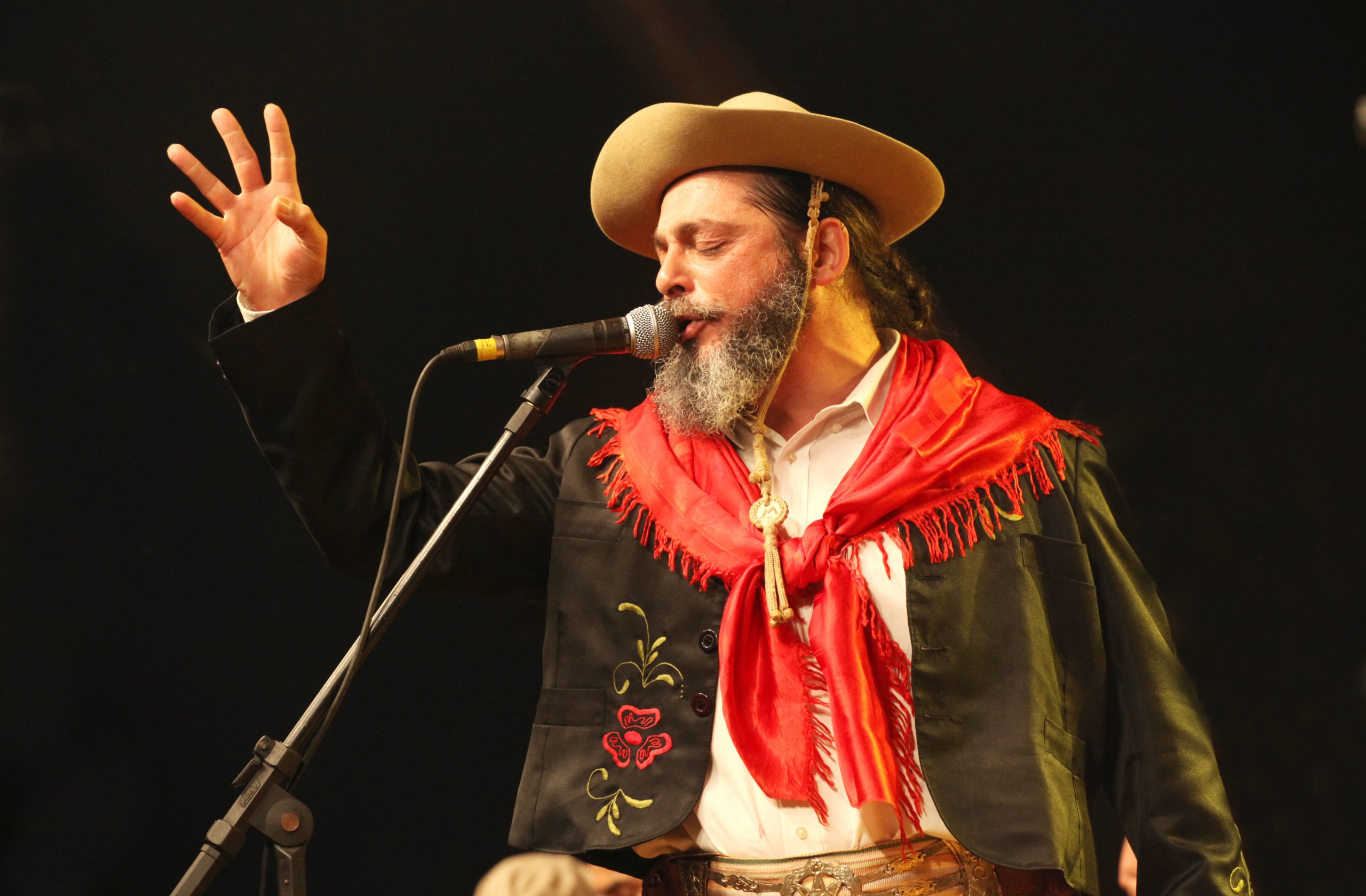 Ícones da música tradicional gaúcha, como Luiz Marenco, Renato Borghetti e Neto Fagundes, ajudaram a eternizar o gênero. Marenco e Borghetti, em especial, são referências na trova — uma forma de poesia cantada muito presente em encontros culturais.