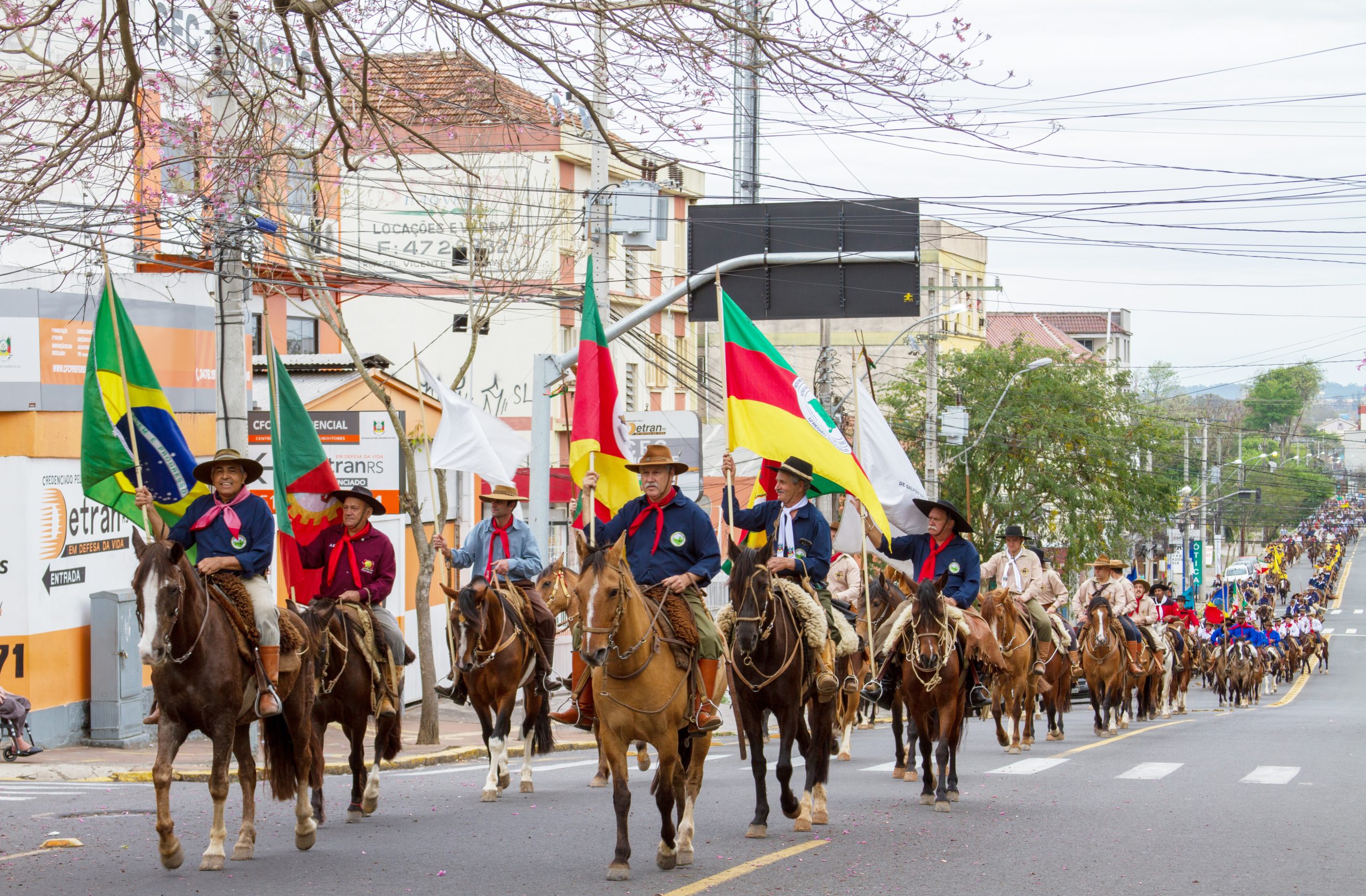 Desfiles, apresentações artísticas, comidas típicas e homenagens aos heróis farroupilhas marcam o Dia do Gaúcho em todo o estado. E, claro, essa tradição também ecoa pelos quatro cantos do Brasil, mostrando que ser gaúcho é mais do que nascer no Sul — é carregar o orgulho de uma cultura viva, forte e acolhedora.
