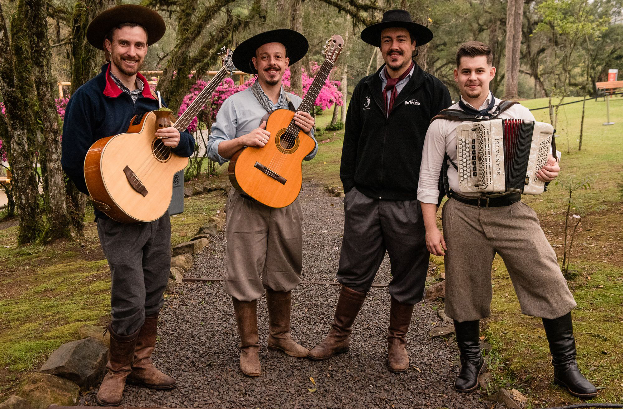 Com influências indígenas, espanholas e portuguesas, a música gaúcha se destaca pelo uso do violão, acordeão e letras que exaltam o campo, a tradição e o orgulho regional.