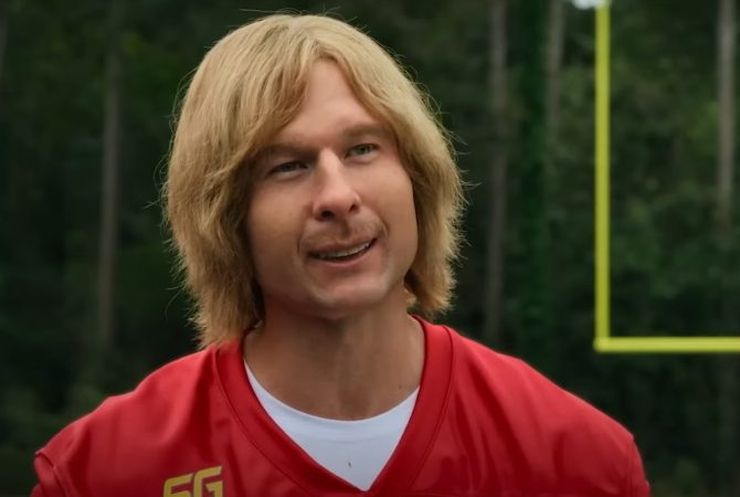 Galã? Glen Powell se transforma em ‘Chad Powers’