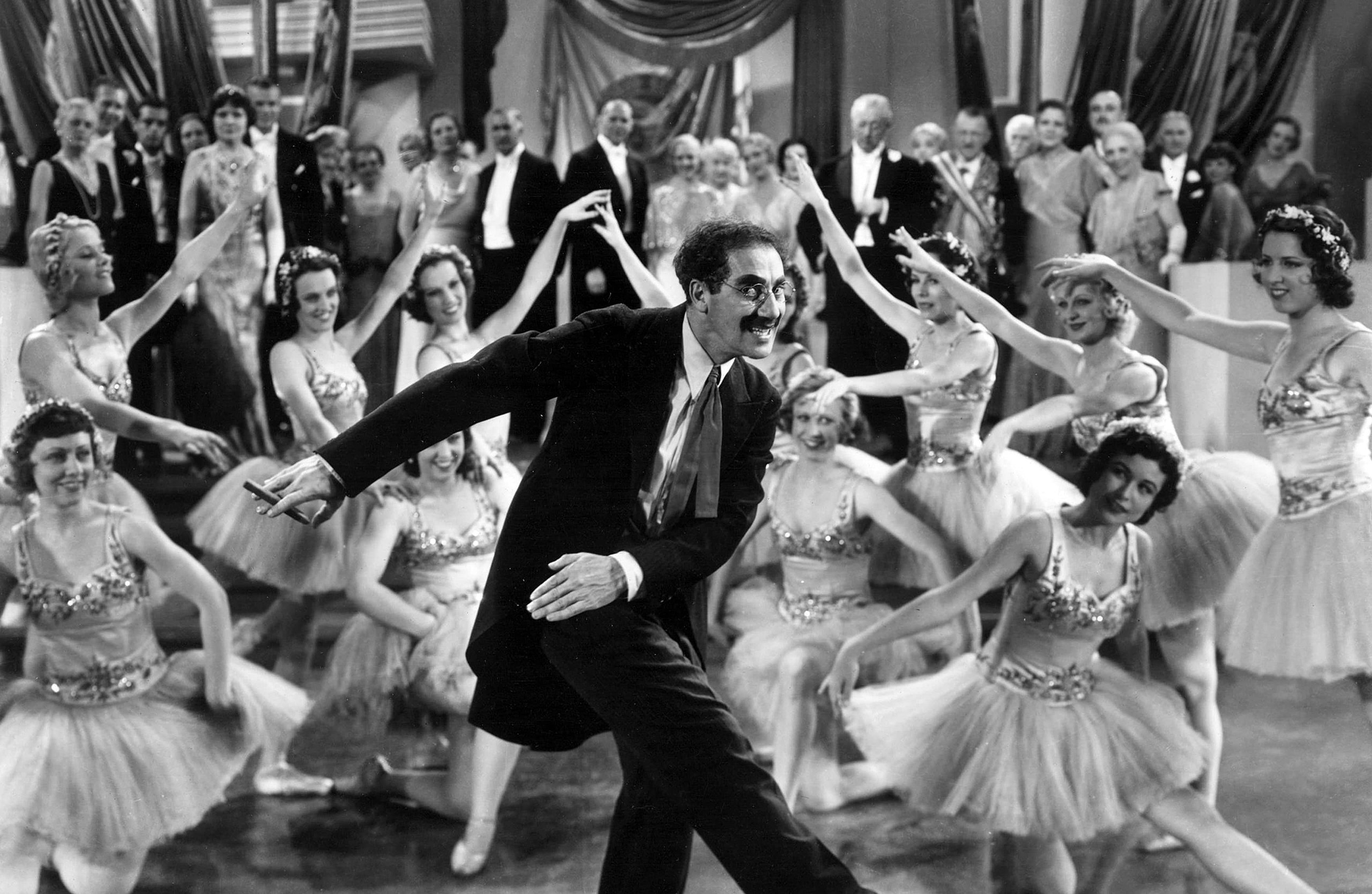 O primeiro grande sucesso teatral dos irmãos veio com “I’ll Say She Is”, seguido por musicais como “Os Galhofeiros”, que migrou para o cinema. Assim, os Irmãos Marx se consolidaram nas décadas de 1920 e 1930 como referência de comédia inteligente e irreverente.