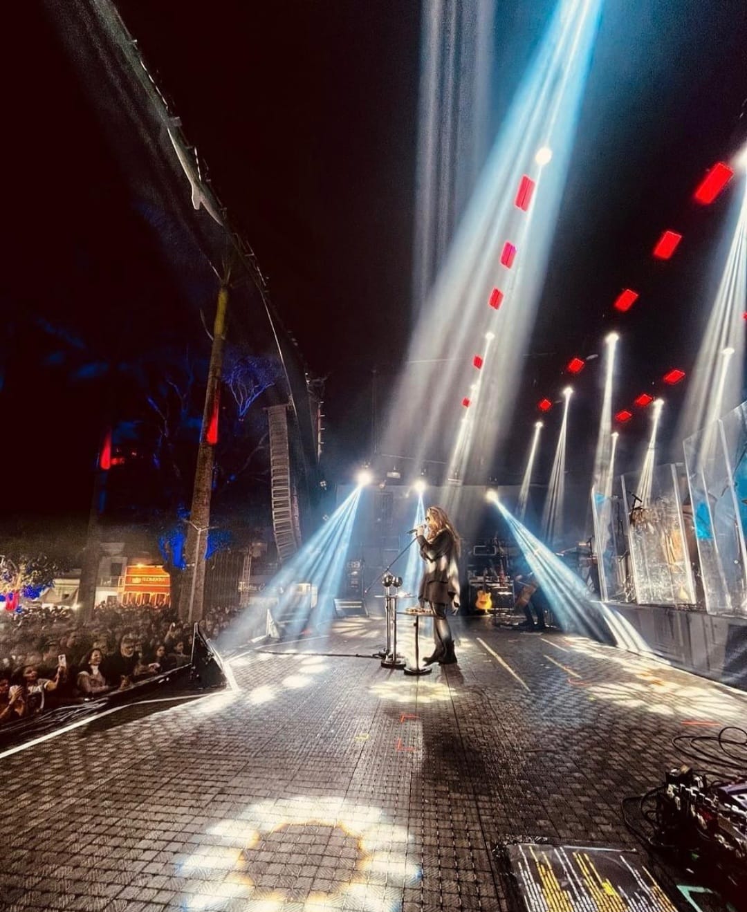 A turnê 25 Anas já passou por diversas cidades e segue com novas apresentações no Brasil. Em novembro, Ana Carolina se apresenta no festival Rock the Mountain, no Rio de Janeiro. O encerramento da turnê ocorrerá em 24 de janeiro de 2026 no Rio de Janeiro.
