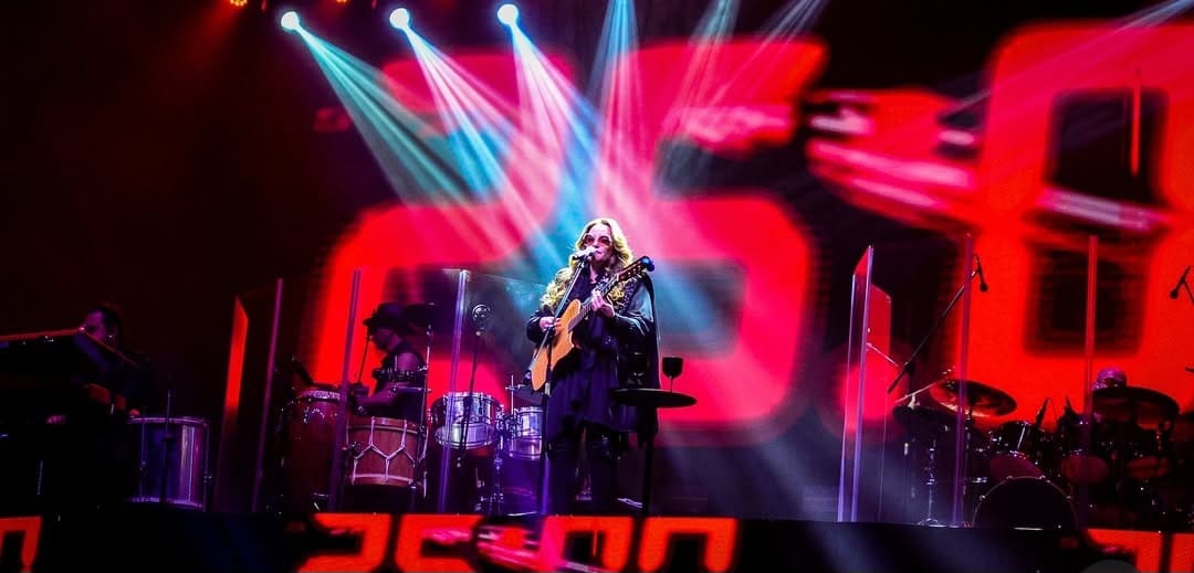 No palco, coexistem as 25, ou mais, versões de Ana Carolina: a intérprete de grandes sucessos, a criadora de sonoridades diversas e a artista que mantém o olhar atento ao presente e ao futuro.
