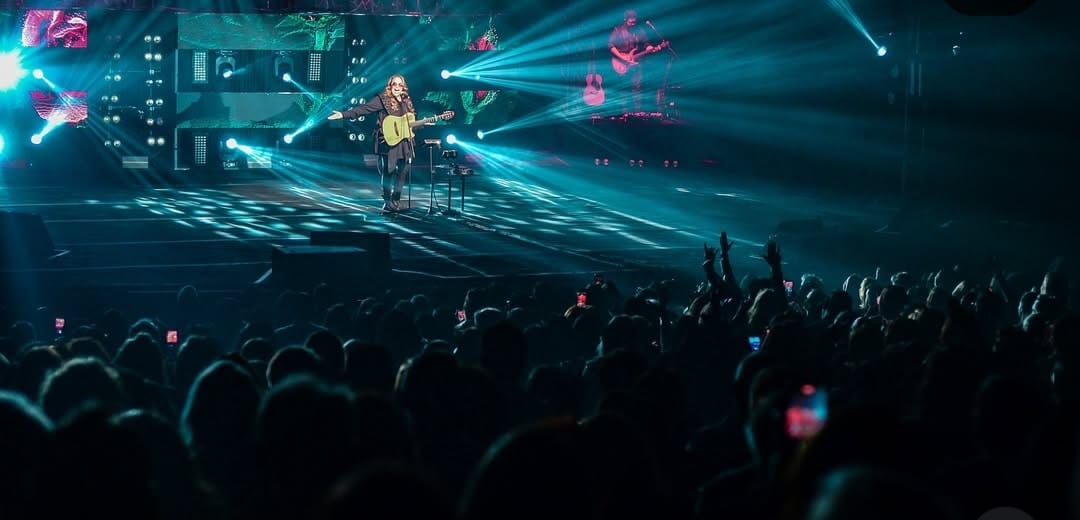 Ela declarou: “O tempo é a razão disso tudo. Revisitar meus 25 anos de carreira é essencial neste show, mas quero também que o público viaje comigo para o agora e para o que ainda está por vir. Essas novas canções refletem meu presente e antecipam os caminhos que pretendo trilhar nos próximos anos”.
