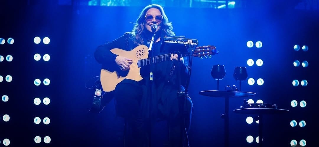 Seu pai faleceu quando ela tinha dois meses de vida, vítima de trombose, e ela foi criada pela mãe, Maria Aparecida, que morreu em 2023. Ela tem uma irmã e um irmão. Aos doze anos ganhou seu primeiro violão e aprendeu a tocar de forma autodidata, desenvolvendo ao longo da adolescência afinidade também com guitarra, piano, baixo e pandeiro.

