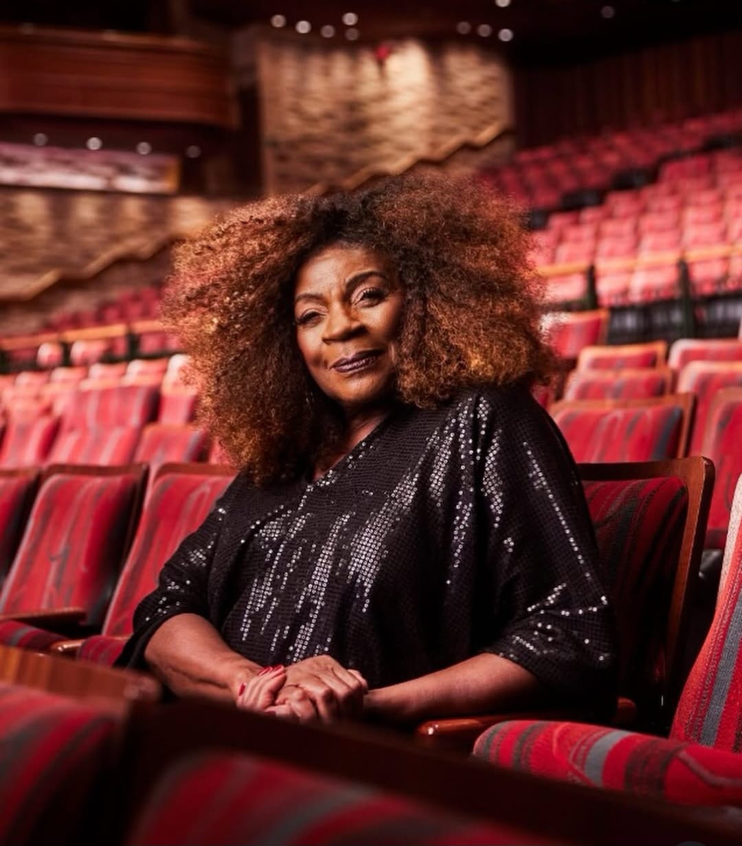 Em outro colégio, atuou como a mãe de Anne Frank em uma peça e conquistou uma bolsa completa no Tablado, principal curso de artes cênicas da época. 
