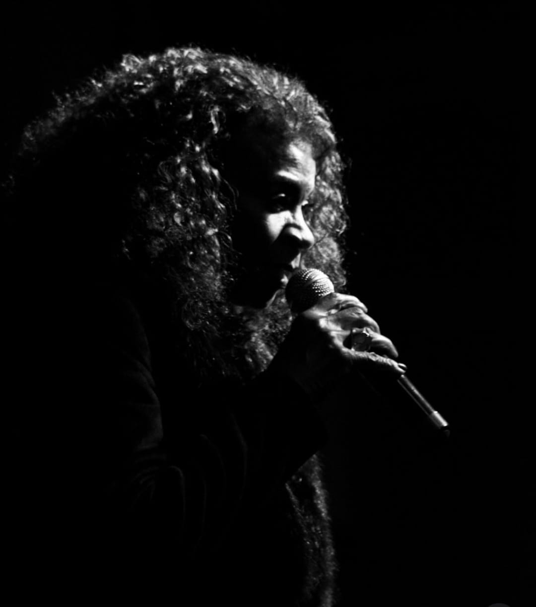 Ela conta: “Meu cachê aumentou muito depois de Xica da Silva e eu tinha muita proposta de trabalho. Mas o que explodiu muito, o que realmente me deu estabilidade, foi a música. Quase todo fim de semana cantava.
