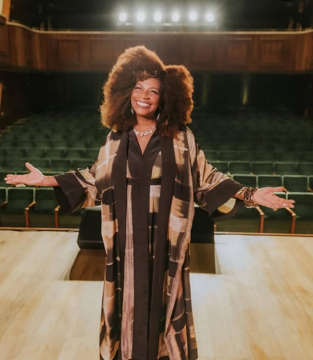 Sobre sua vida pessoal, a artista Ã© mÃ£e adotiva de quatro filhos, chamados Luciana, Carla, Robson e CÃ­ntia.
