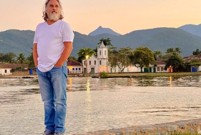 Carolina Dieckmann prestigia Marcos Frota no aniversário do ex: ator também é artista circense consagrado