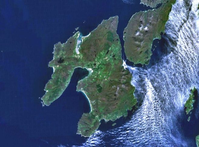 Sua posição estratégica no Atlântico Norte fez dela um ponto central para rotas marítimas, conectando a Escócia, a Irlanda e a Escandinávia.