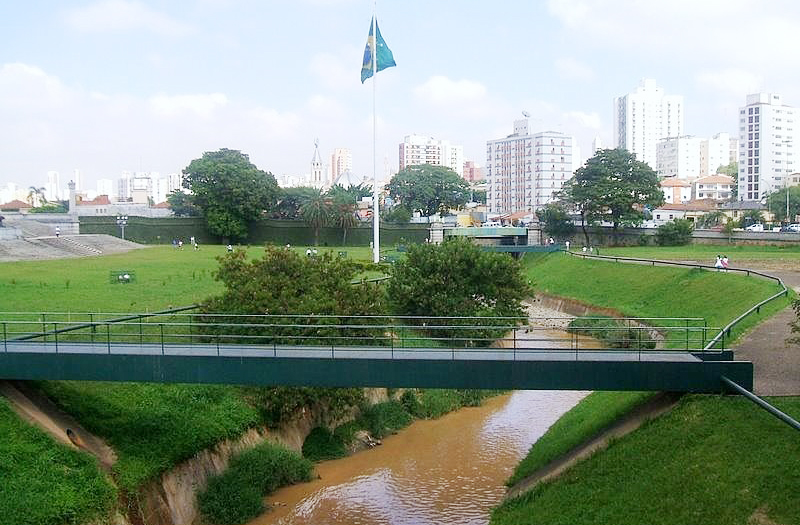 <p>O riacho ainda existe, mas está muito diferente do que em 1822. Naquela época, era um curso d’água natural que cortava uma área rural. Com o crescimento da cidade, foi retificado e canalizado. Mas como muitos rios urbanos de São Paulo, sofre com lixo e esgoto.</p>
