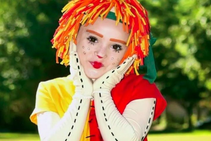 Isabelle Drummond como Emília em 
