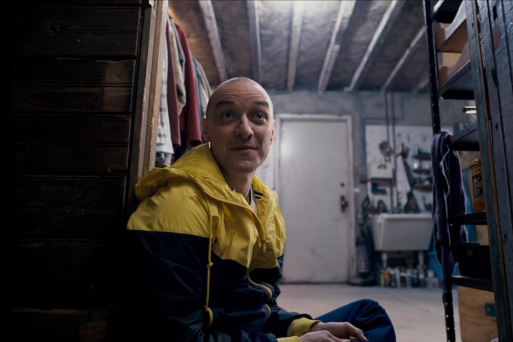 O ator recebeu elogios por sua interpretação de Kevin Wendell Crumb, um homem com 23 personalidades diferentes. 