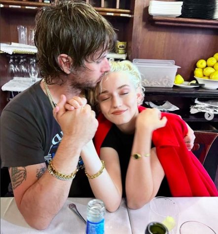 Julia Garner e Mark Foster - Reprodução/Instagram