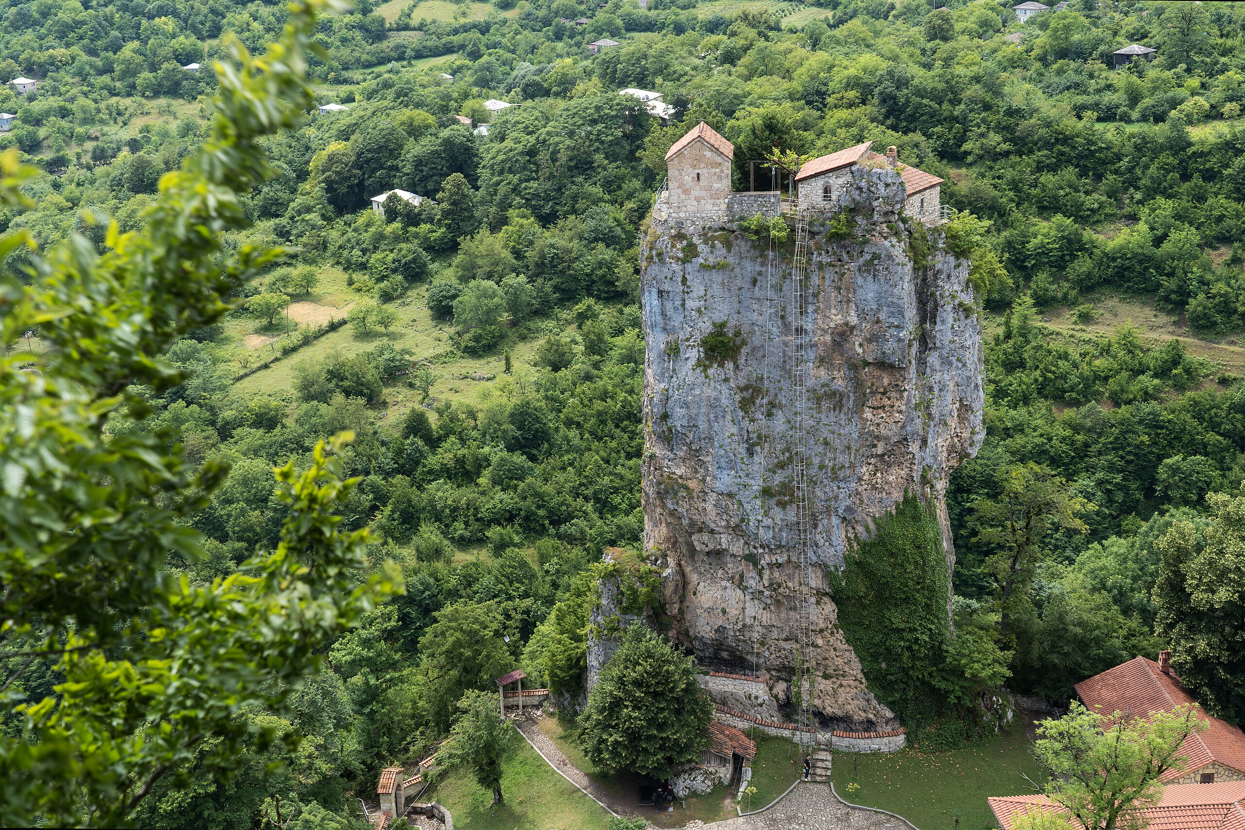 Entre os pontos turísticos imperdíveis estão a Fortaleza de Gori, o Pilar de Katskhi, a cachoeira de Abasha, o desfiladeiro Martvili, a montanha Mtirala, conhecida como “Bebê Chorão”, e o Lago Azul, na Abkházia.