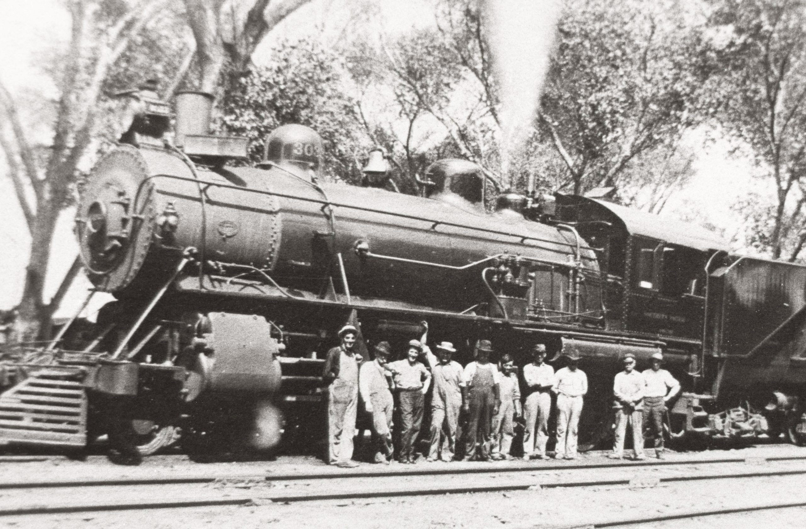 Para lidar com a demanda, o Estado da Califórnia recebeu algumas linhas de trem, como a Southern Pacific (1876) e a Santa Fe (1885). Isso foi crucial para facilitar o transporte de pessoas e mercadorias. A chegada dos comboios contribuiu, ainda, para a prosperidade e para o desenvolvimento agrícola, especialmente da plantação de laranjas.


