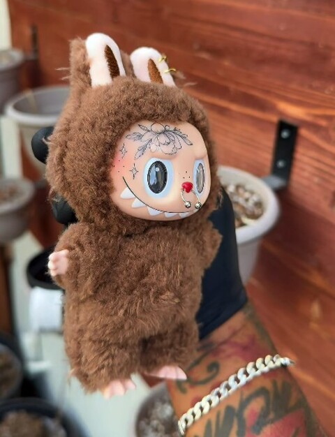 Atualmente, ele cobra US$ 217 (cerca de R$ 1,1 mil) em uma peça personalizada, mas planeja elevar o preço para US$ 300, chegando a R$ 1,6 mil. -Instagram/mist3r_e_