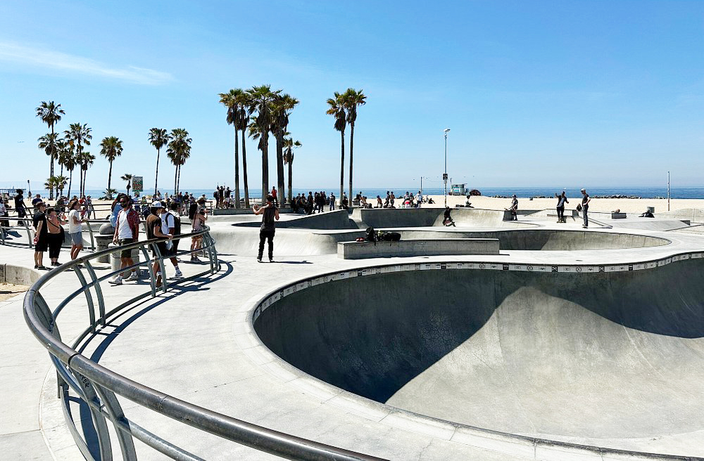 A população que vive na cidade compartilha uma cultura urbana bastante única, que combina praias badaladas com bairros bem distintos e cheios de personalidade com montanhas nos arredores. E tudo isso sob a onipresente influência dos estúdios de cinema.