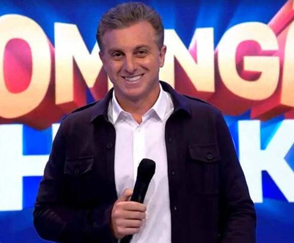 Huck permaneceu no comando do programa até 2021. Com a saída de Fausto Silva para a Rede Bandeirantes, passou a apresentar o “Domingão com Huck” nas tardes de domingo da TV Globo, enquanto o horário de sábado ficou com Marcos Mion, à frente do “Caldeirão com Mion”.
