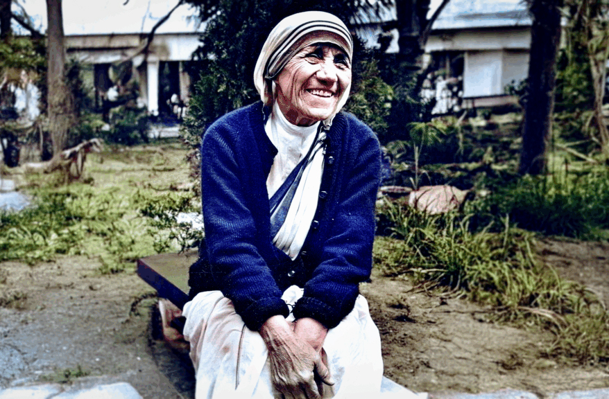 Madre Teresa via a vida como um presente divino, cheio de beleza e propósito. Costumava dizer: 