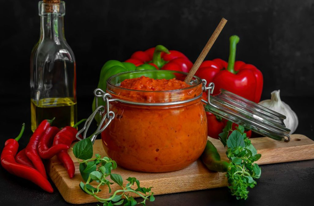 A culinária típica do país oferece pratos como o tav?e grav?e (feijão assado temperado e cozido lentamente), o ajvar (pasta de pimentão vermelho assado com alho) e a pastrmka (truta grelhada ou assada). Estes refletem a influência balcânica e mediterrânea, com nutrientes frescos e sabores que fazem parte das celebrações familiares e festivais locais.