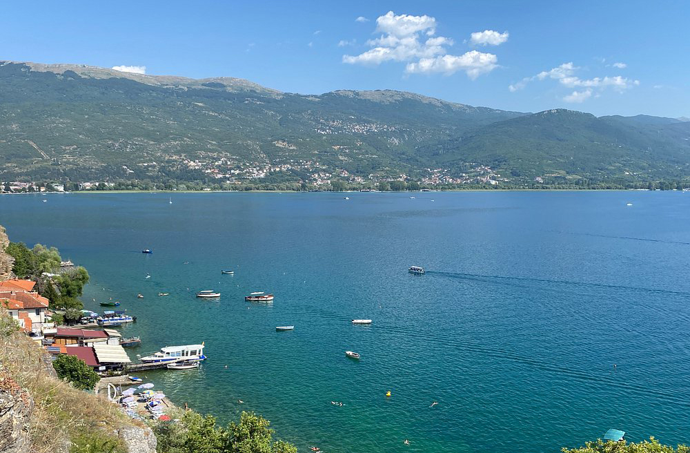 O Lago Ohrid Ã© considerado um dos mais antigos do mundo, com mais de 5 milhÃµes de anos. TambÃ©m Ã© um dos mais profundos da Europa, compartilhado com a AlbÃ¢nia. Suas Ã¡guas cristalinas e biodiversidade Ãºnica atraem turistas para passeios de barco, mergulho e contemplaÃ§Ã£o. 

