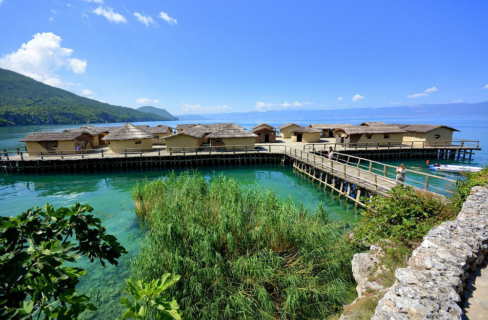 Na margem do Lago Ohrid, o Bay of Bones é uma reconstrução de um assentamento pré-histórico sobre palafitas. O museu ao ar livre oferece uma imersão na vida antiga dos povos que habitavam a região há milhares de anos.