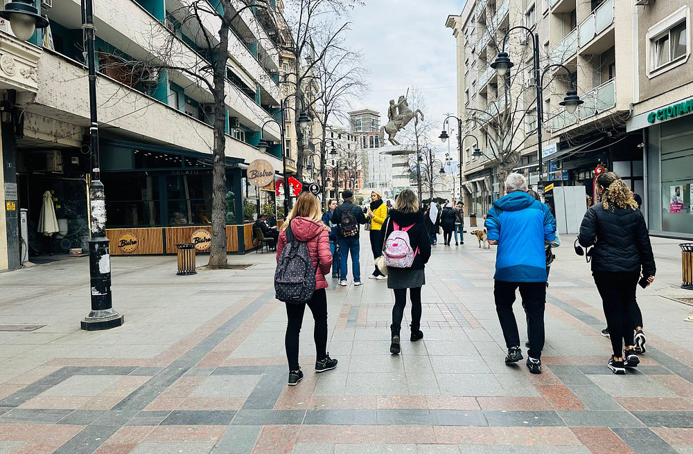 País europeu sem saída para o mar, situado na península Balcânica, a Macedônia tem como capital a cidade de Skopje, onde vive cerca de 25% da população nacional. Isso corresponde a aproximadamente 2 milhões de habitantes.