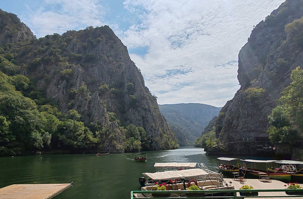 O paÃ­s Ã© considerado o mais montanhoso do mundo. Afinal, sÃ£o 34 montanhas acima de 2 mil metros. Essa geografia acidentada oferece paisagens espetaculares e oportunidades para trilhas, escaladas e turismo ecolÃ³gico.