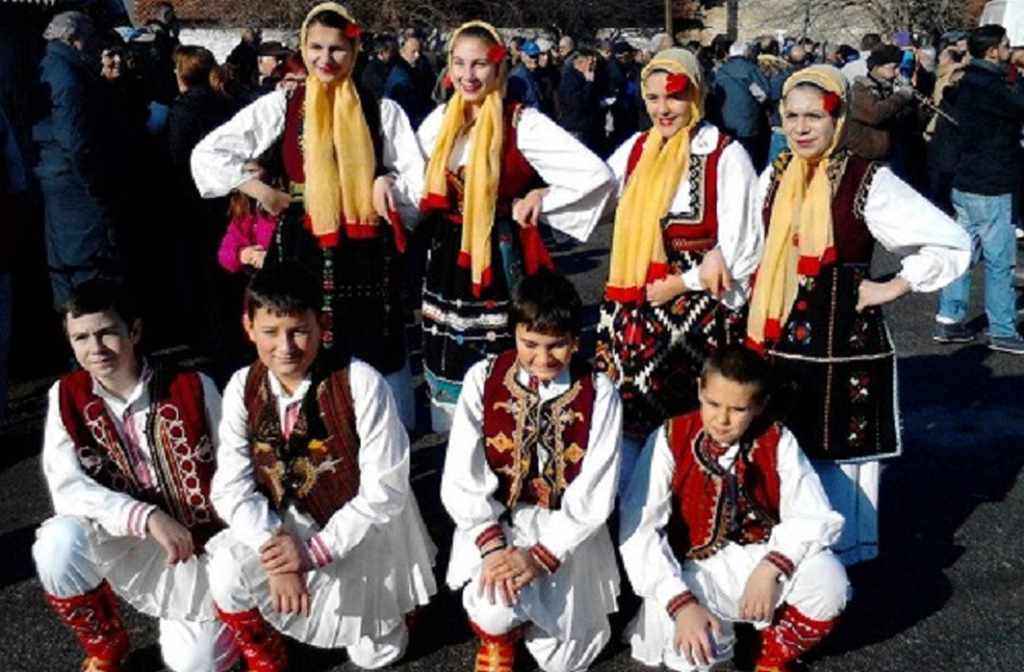 Entre as principais tradições familiares, estão os casamentos. Estes, por sua vez, incluem rituais como a 