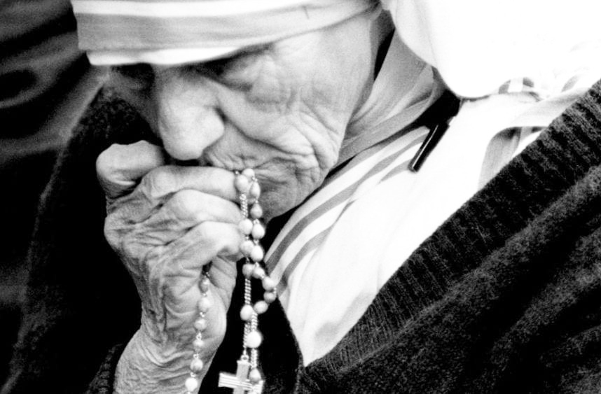 Vivia uma fé profunda, cultivada no silêncio e na oração. Para ela, o silêncio gerava oração, a oração fortalecia a fé, e a fé se transformava em amor. Sua espiritualidade era simples, mas profundamente transformadora.