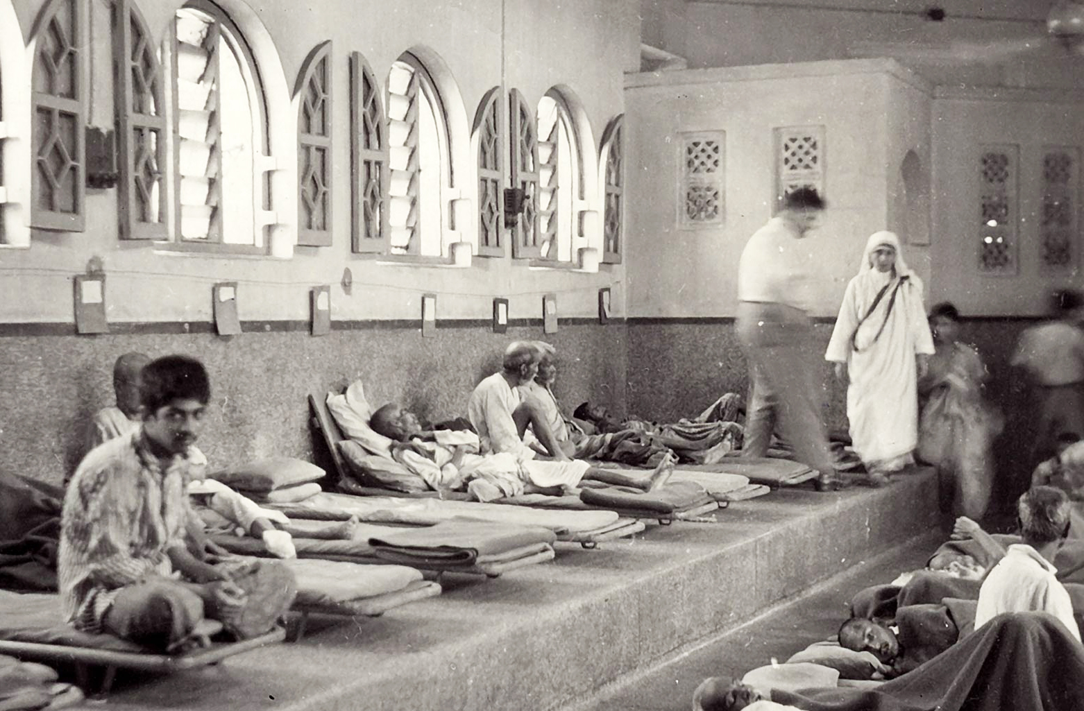 Madre Teresa viveu radicalmente o mandamento do amor, especialmente junto aos pobres, doentes, rejeitados e moribundos. A Casa dos Moribundos, criada em 1952 em CalcutÃ¡, oferecia cuidados paliativos e dignidade aos doentes abandonados.