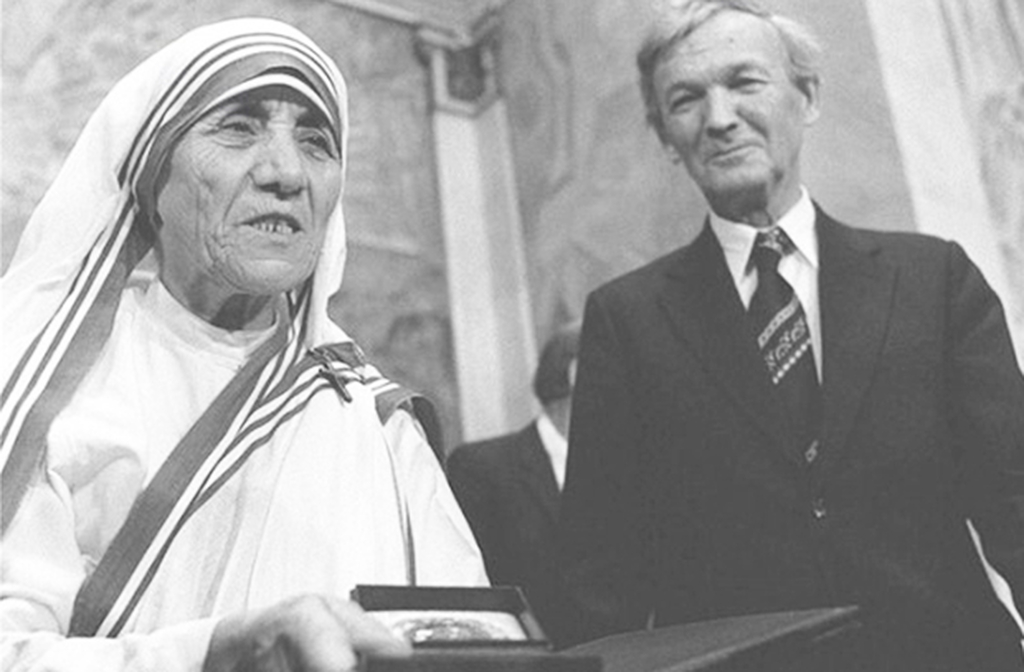 Recebeu o Prêmio Nobel da Paz em 1979 pelo seu incansável trabalho humanitário. Na cerimônia, aproveitou a visibilidade para defender os pobres, promover a dignidade humana e reafirmar seu compromisso com a vida.