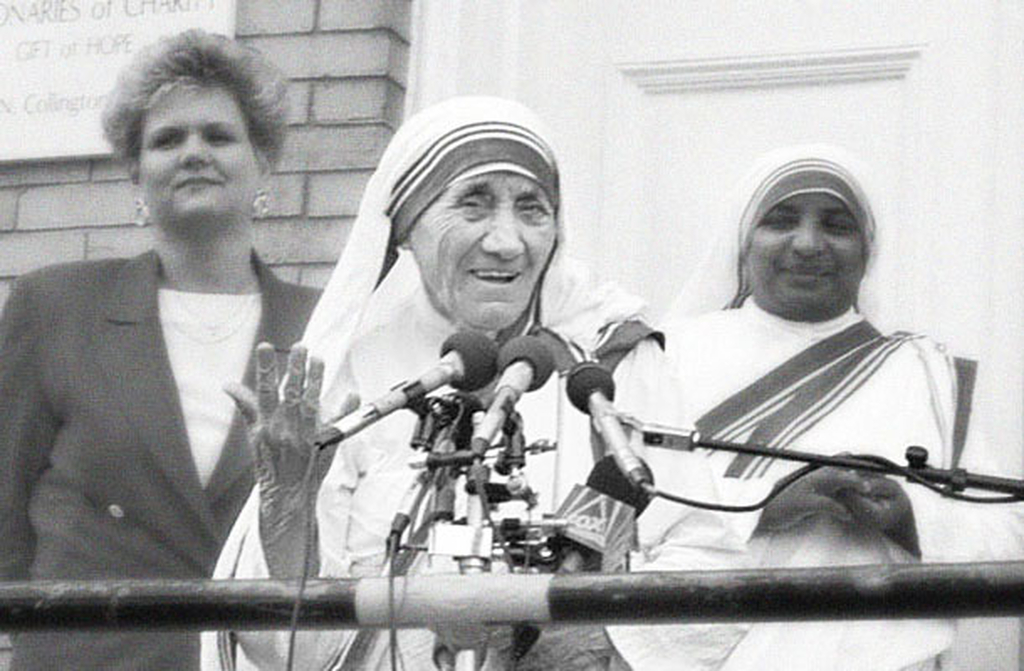 Suas frases eram simples, mas cheias de fé e caridade. Eram reflexos de uma vida entregue a Deus e aos mais pobres. Com elas, Madre Teresa deixou um tesouro espiritual que ainda inspira o mundo:  