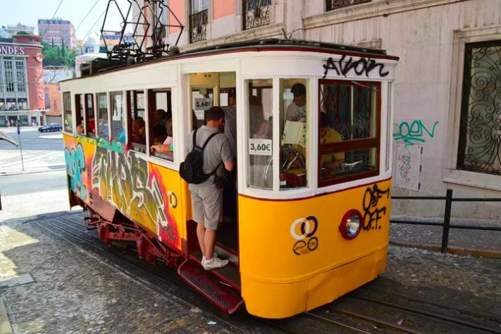 Elevador da Glória, Lisboa, Portugal - Wikimedia Commons/Manuel Menal 