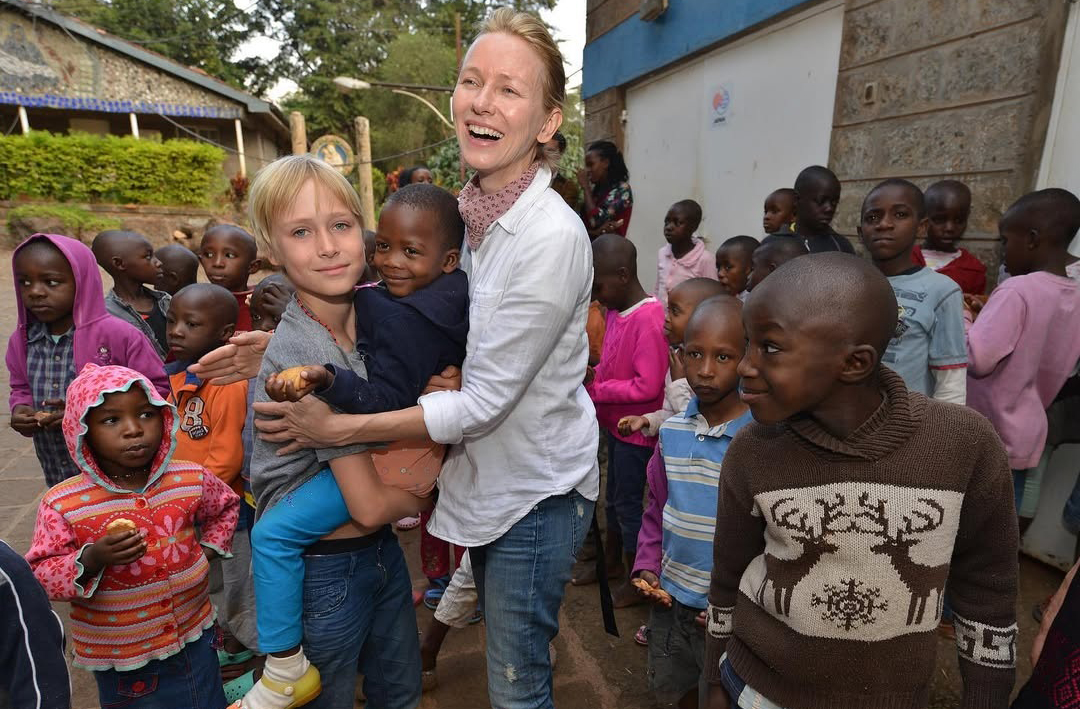 Desde 2006, ela atua como embaixadora da ONU na luta contra a AIDS, engajando-se ativamente em campanhas globais de conscientização sobre saúde pública e direitos humanos.