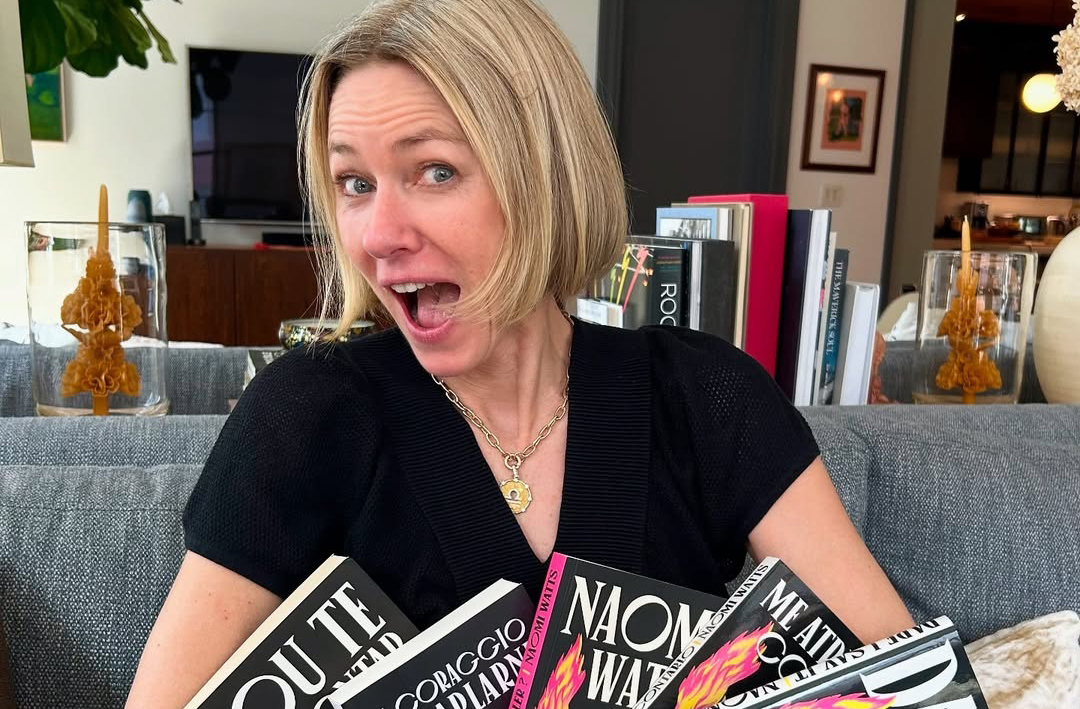 AlÃ©m do cinema e da TV, Naomi Watts tambÃ©m atuou no teatro e como dubladora. Tais experiÃªncias mostram sua versatilidade como artista e como ela transita com naturalidade entre diferentes formatos e gÃªneros.