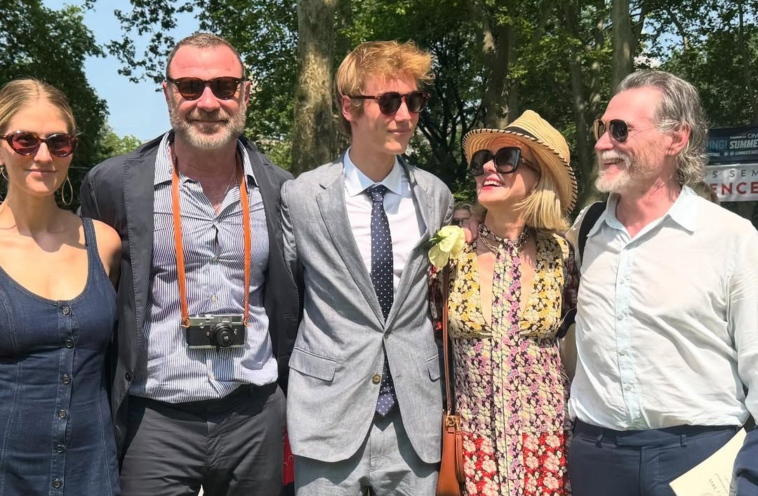 Em setembro de 2025, Naomi Watts apareceu em fotos raras com os filhos e o ex-marido, Liev Schreiber. As imagens foram compartilhadas em seu Instagram. Ela descreveu o momento como uma forma de â??recapitularâ? o verÃ£o em famÃ­lia.