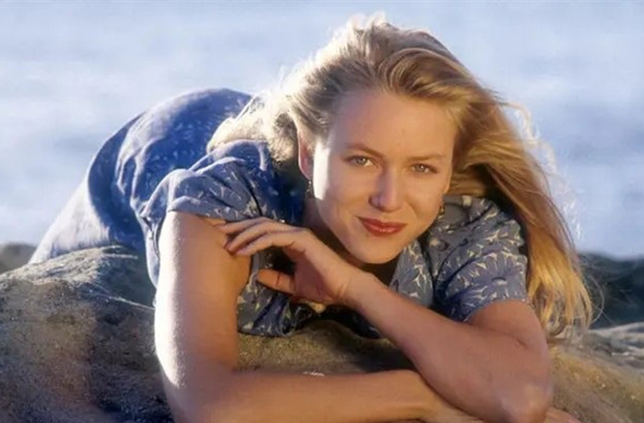 Antes da fama, Watts trabalhou como modelo no JapÃ£o. Contudo, nÃ£o teve sucesso nas passarelas. Essa experiÃªncia a fez repensar sua carreira e voltar Ã  atuaÃ§Ã£o depois de receber um convite para um workshop de teatro, o que reacendeu sua grande paixÃ£o.