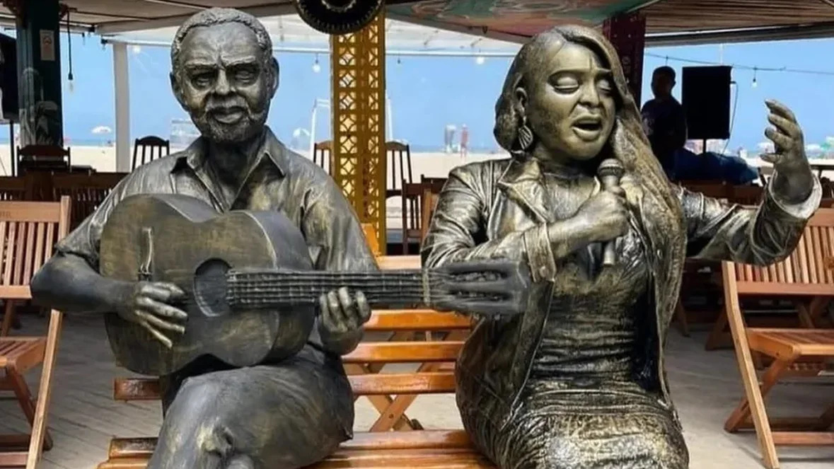 A escultura foi instalada perto da residência de Gilberto Gil no Rio, simbolizando a conexão da família com a cidade e a cultura brasileira. A homenagem saiu através do quiosque Areia MPB, administrado pela Orla Rio, responsável pela estátua de Gil em 2023. Relembre, então, um pouco sobre a saudosa cantora.