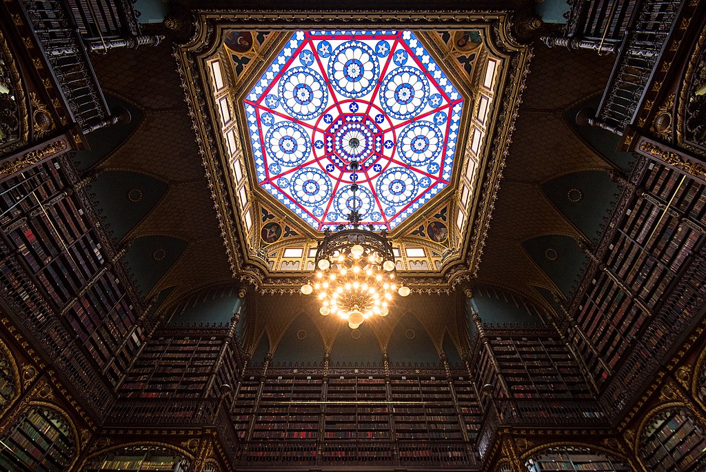 A biblioteca chama a atenção por sua arquitetura neomanuelina, marcada por vitrais, arcos trabalhados e detalhes minuciosos que remetem à herança portuguesa. Considerada um dos interiores mais belos do planeta, tornou-se ponto turístico 